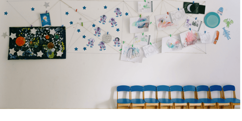 壁に飾られた複数のイラストとならべられた子ども椅子