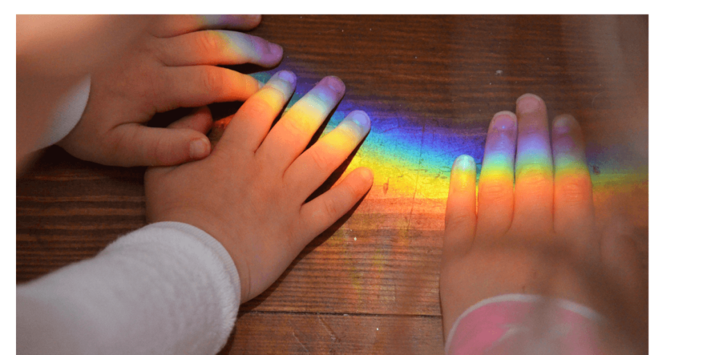 子どもの手にうつる虹