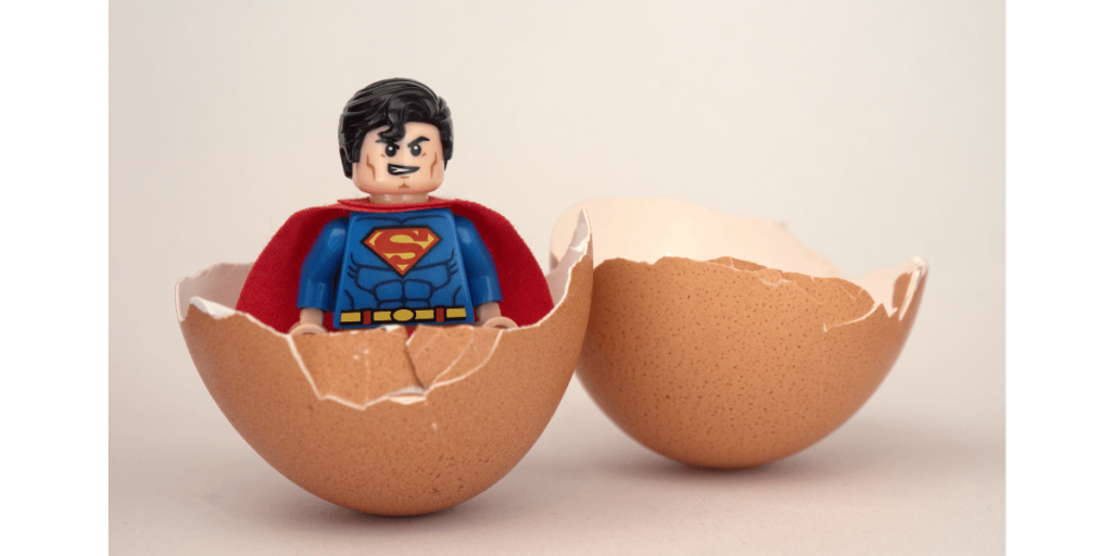 卵の中のスーパーマン人形